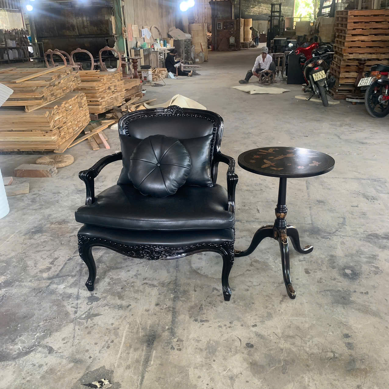 ban-tra-tron-co-dien-phong-cach-indochine